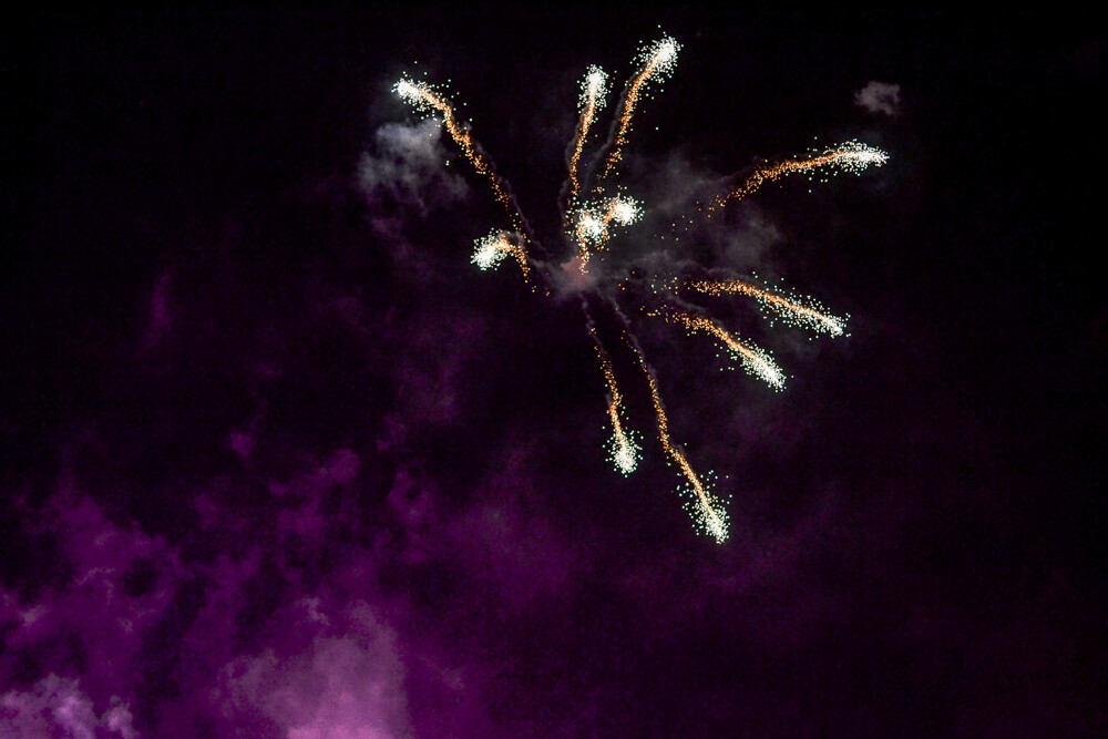 Pokazy pirotechniczne, lasery i sporo dobrej muzyki, to wszystko obserwował tłum ludzi zgromadzony na lotnisku Muchowiec. Pokazy PyroSilesia 2018 za nami.