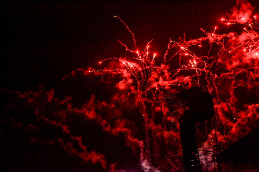 Pokazy pirotechniczne, lasery i sporo dobrej muzyki, to wszystko obserwował tłum ludzi zgromadzony na lotnisku Muchowiec. Pokazy PyroSilesia 2018 za nami.
