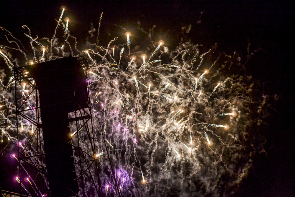 Pokazy pirotechniczne, lasery i sporo dobrej muzyki, to wszystko obserwował tłum ludzi zgromadzony na lotnisku Muchowiec. Pokazy PyroSilesia 2018 za nami.