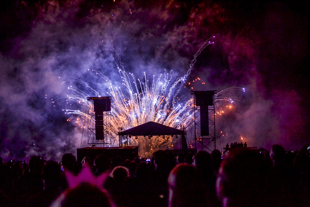 Pokazy pirotechniczne, lasery i sporo dobrej muzyki, to wszystko obserwował tłum ludzi zgromadzony na lotnisku Muchowiec. Pokazy PyroSilesia 2018 za nami.