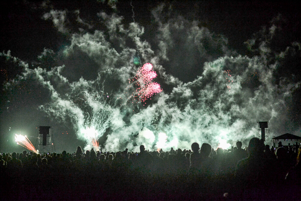 Pokazy pirotechniczne, lasery i sporo dobrej muzyki, to wszystko obserwował tłum ludzi zgromadzony na lotnisku Muchowiec. Pokazy PyroSilesia 2018 za nami.