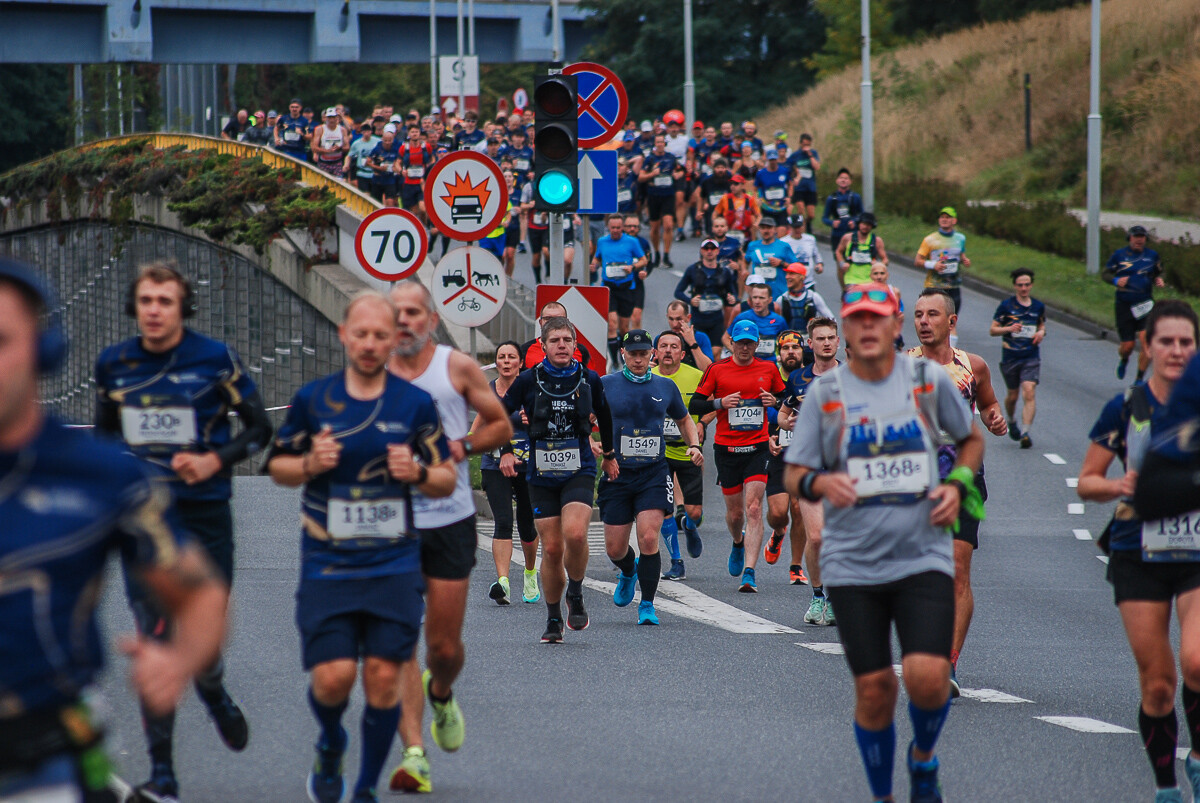 Tysiące ludzi po raz kolejny bierze udział w Silesia Marathonie i biegach towarzyszących. Na ulicach śląskich miast pojawił się kolorowy tłum. Mamy zdjęcia!