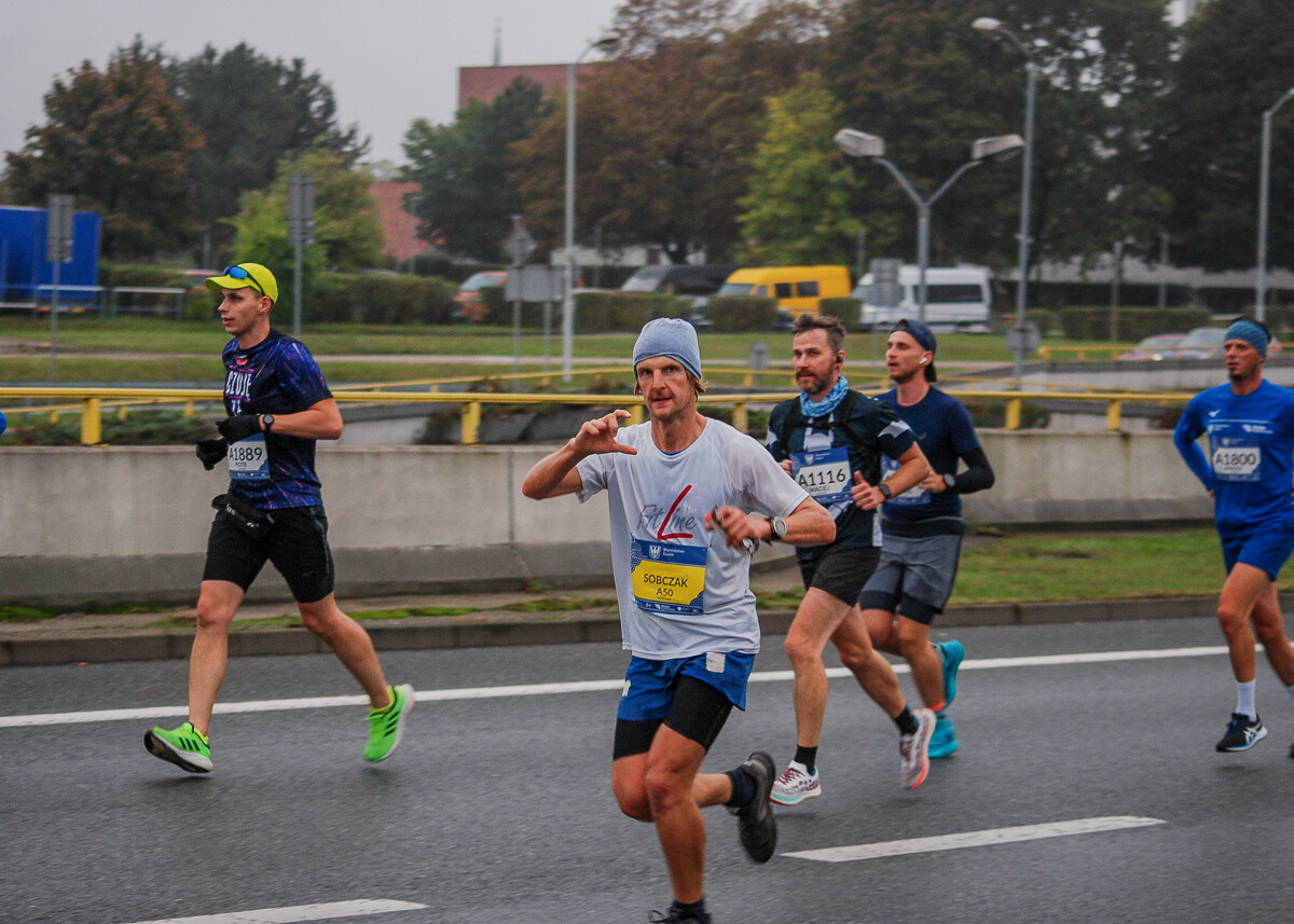 Ogromny tłum na trasie maratonu przemierza właśnie śląskie miasta. Chorzów, Katowice, Mysłowice i Siemianowice Śląskie opanowali tymczasowo biegacze. Mamy ich na zdjęciach!