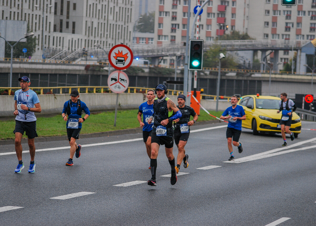 Ogromny tłum na trasie maratonu przemierza właśnie śląskie miasta. Chorzów, Katowice, Mysłowice i Siemianowice Śląskie opanowali tymczasowo biegacze. Mamy ich na zdjęciach!