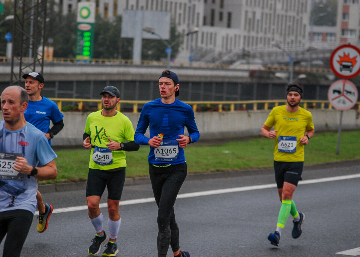 Ogromny tłum na trasie maratonu przemierza właśnie śląskie miasta. Chorzów, Katowice, Mysłowice i Siemianowice Śląskie opanowali tymczasowo biegacze. Mamy ich na zdjęciach!