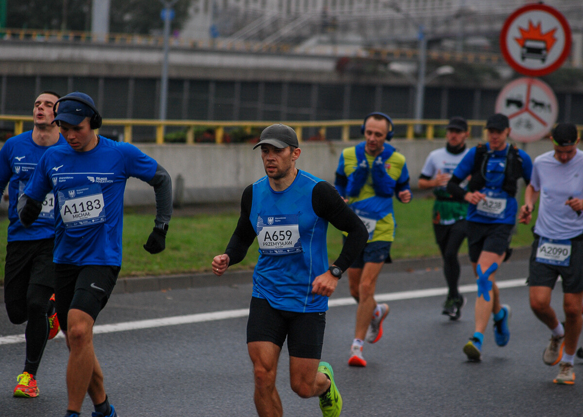 Ogromny tłum na trasie maratonu przemierza właśnie śląskie miasta. Chorzów, Katowice, Mysłowice i Siemianowice Śląskie opanowali tymczasowo biegacze. Mamy ich na zdjęciach!