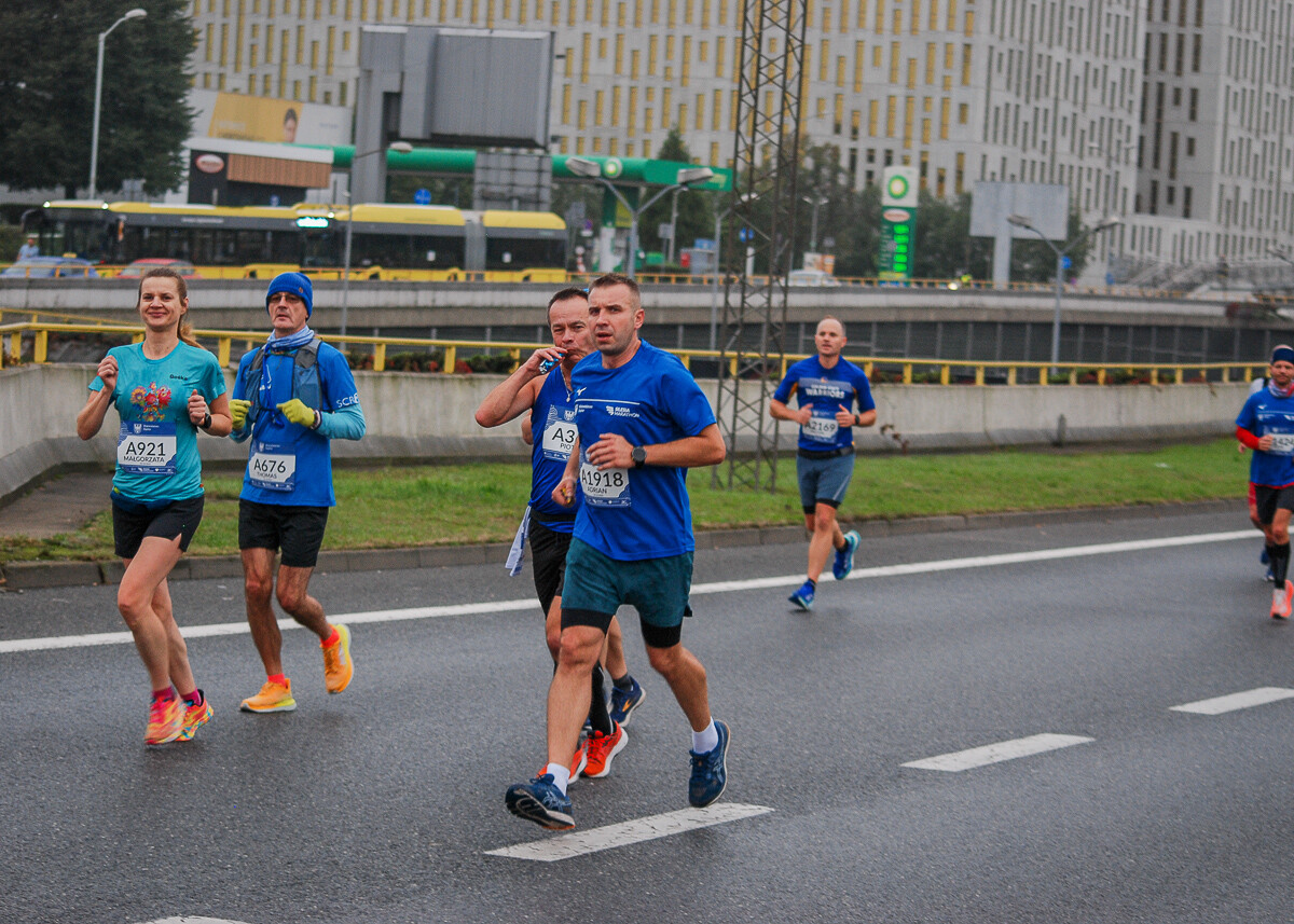 Ogromny tłum na trasie maratonu przemierza właśnie śląskie miasta. Chorzów, Katowice, Mysłowice i Siemianowice Śląskie opanowali tymczasowo biegacze. Mamy ich na zdjęciach!