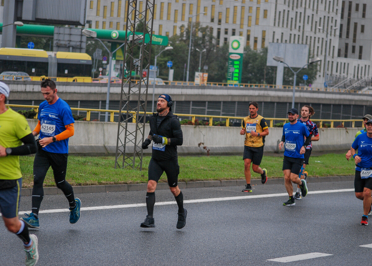 Ogromny tłum na trasie maratonu przemierza właśnie śląskie miasta. Chorzów, Katowice, Mysłowice i Siemianowice Śląskie opanowali tymczasowo biegacze. Mamy ich na zdjęciach!