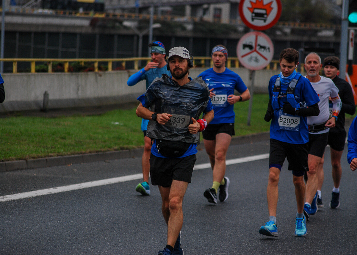Ogromny tłum na trasie maratonu przemierza właśnie śląskie miasta. Chorzów, Katowice, Mysłowice i Siemianowice Śląskie opanowali tymczasowo biegacze. Mamy ich na zdjęciach!