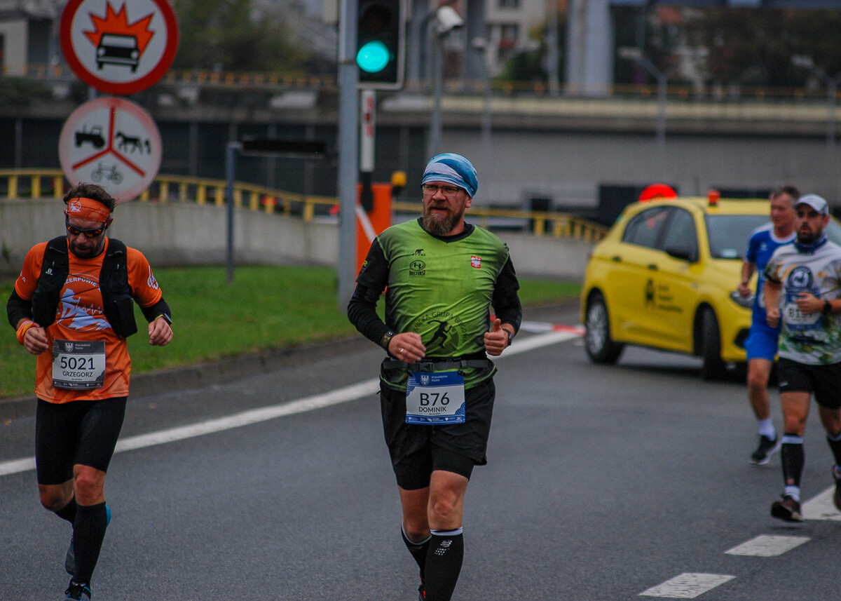 Ogromny tłum na trasie maratonu przemierza właśnie śląskie miasta. Chorzów, Katowice, Mysłowice i Siemianowice Śląskie opanowali tymczasowo biegacze. Mamy ich na zdjęciach!