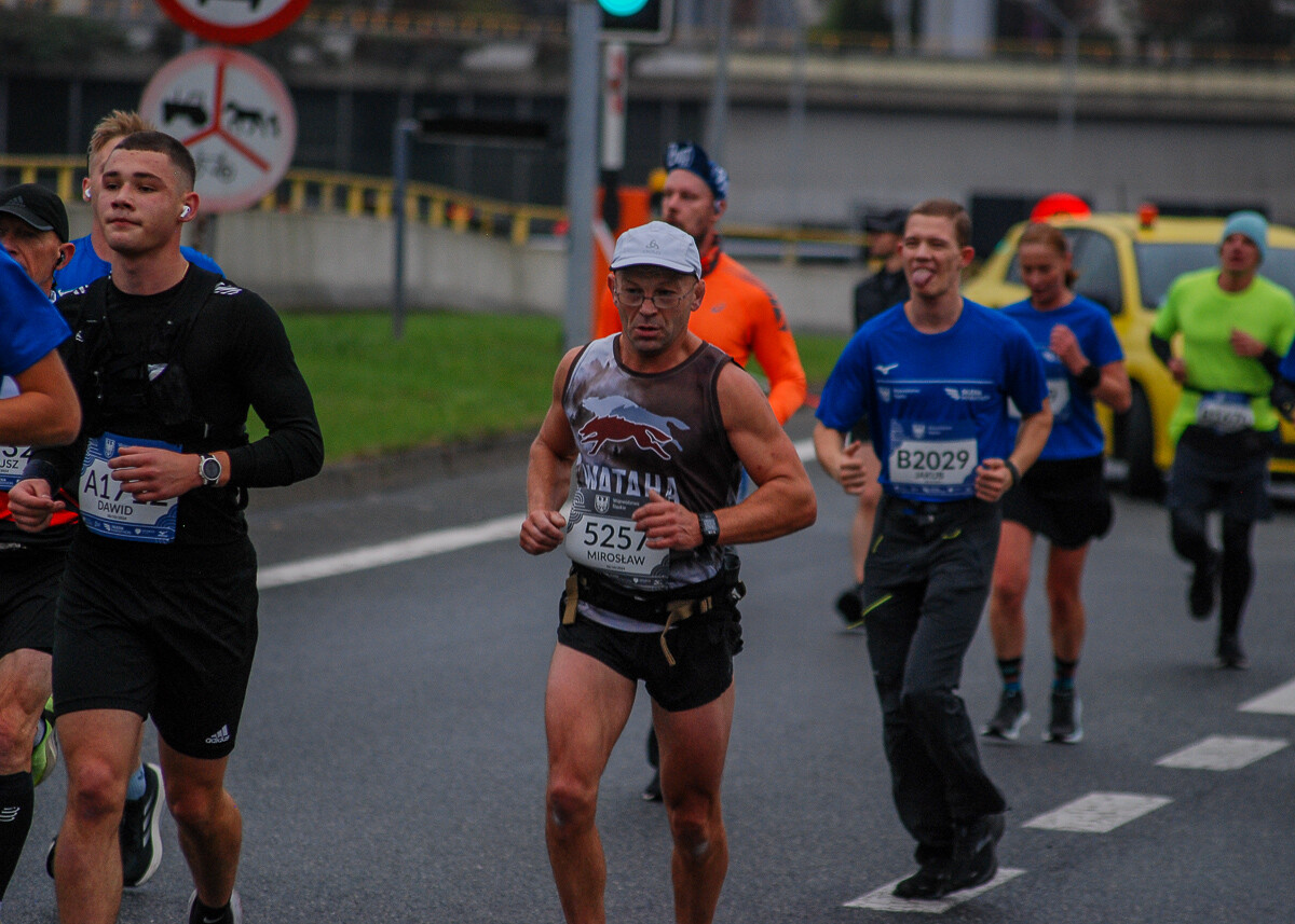 Ogromny tłum na trasie maratonu przemierza właśnie śląskie miasta. Chorzów, Katowice, Mysłowice i Siemianowice Śląskie opanowali tymczasowo biegacze. Mamy ich na zdjęciach!