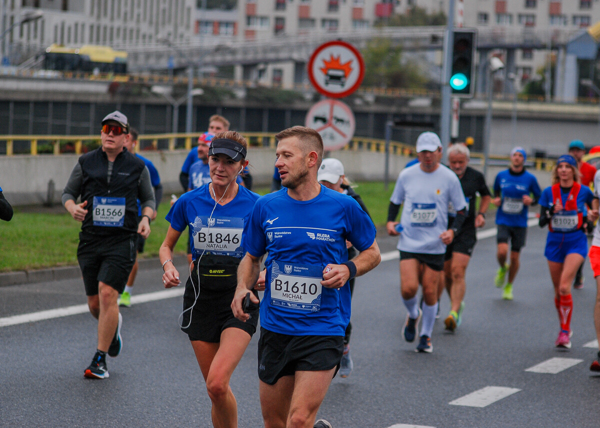Ogromny tłum na trasie maratonu przemierza właśnie śląskie miasta. Chorzów, Katowice, Mysłowice i Siemianowice Śląskie opanowali tymczasowo biegacze. Mamy ich na zdjęciach!