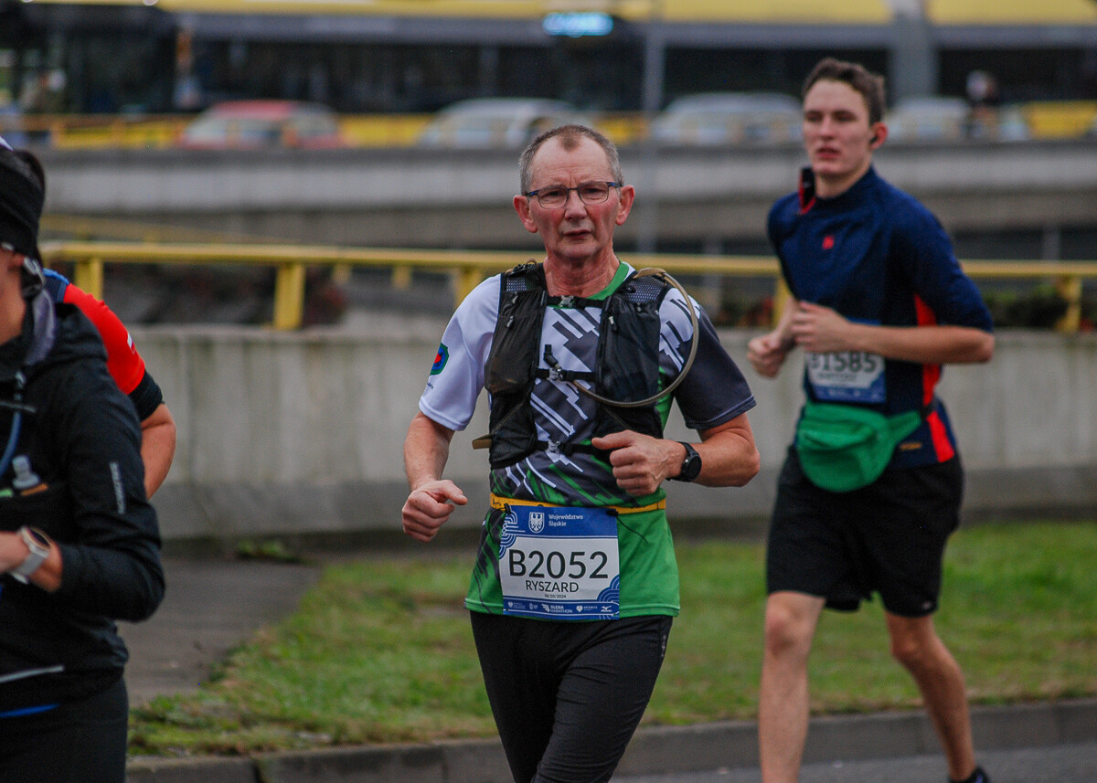 Ogromny tłum na trasie maratonu przemierza właśnie śląskie miasta. Chorzów, Katowice, Mysłowice i Siemianowice Śląskie opanowali tymczasowo biegacze. Mamy ich na zdjęciach!