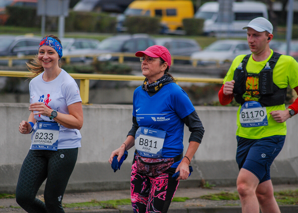 Ogromny tłum na trasie maratonu przemierza właśnie śląskie miasta. Chorzów, Katowice, Mysłowice i Siemianowice Śląskie opanowali tymczasowo biegacze. Mamy ich na zdjęciach!