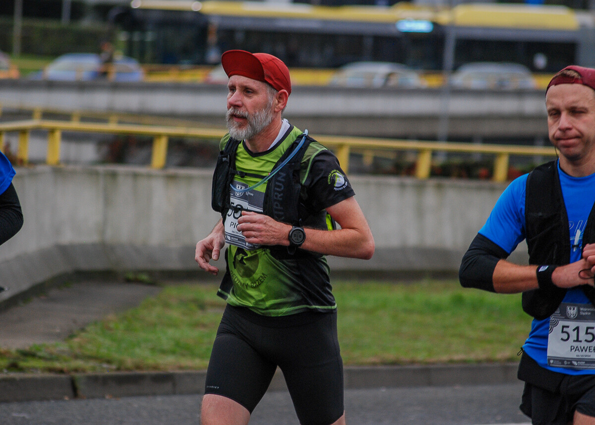Ogromny tłum na trasie maratonu przemierza właśnie śląskie miasta. Chorzów, Katowice, Mysłowice i Siemianowice Śląskie opanowali tymczasowo biegacze. Mamy ich na zdjęciach!