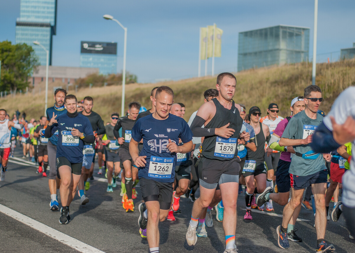Za nami Silesia Marathon, edycja 2025., tysiące uczestników maratonu, a także półmaratonu biegło dziś ulicami śląskich miast.