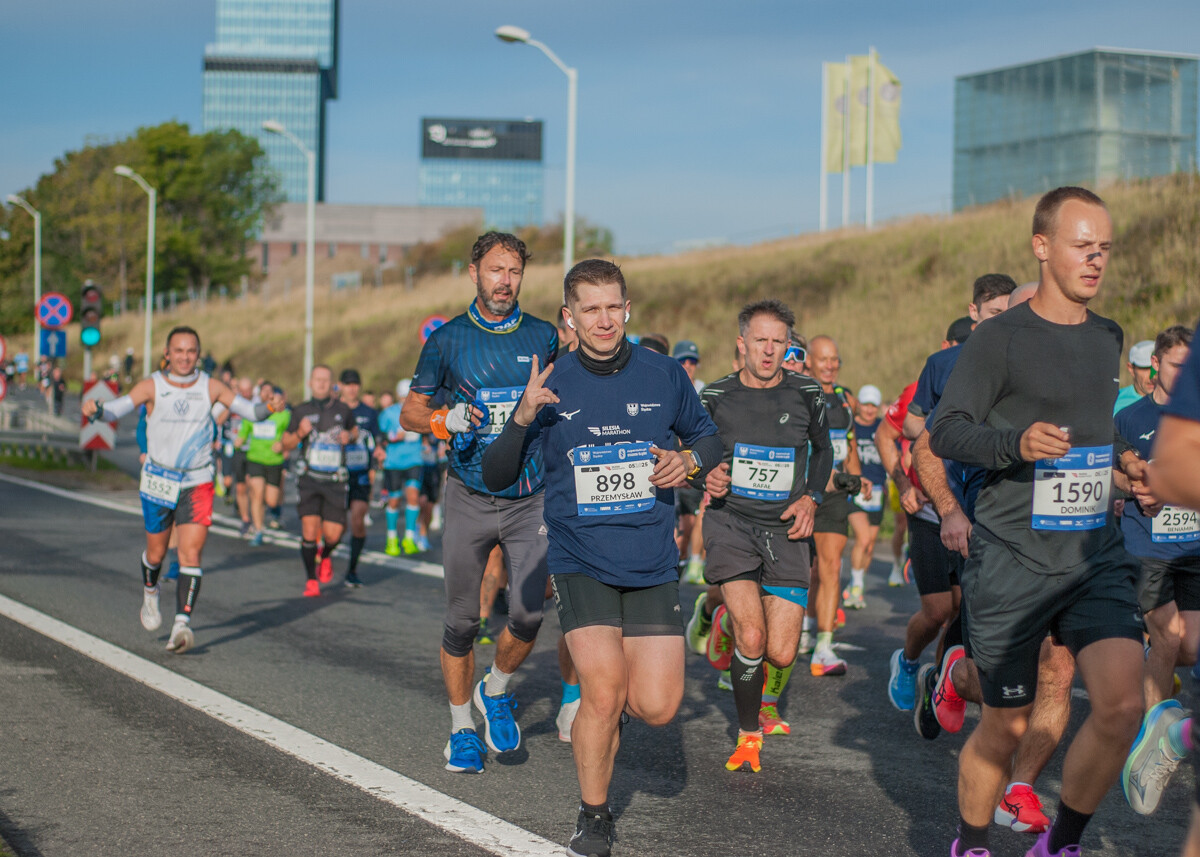 Za nami Silesia Marathon, edycja 2025., tysiące uczestników maratonu, a także półmaratonu biegło dziś ulicami śląskich miast.
