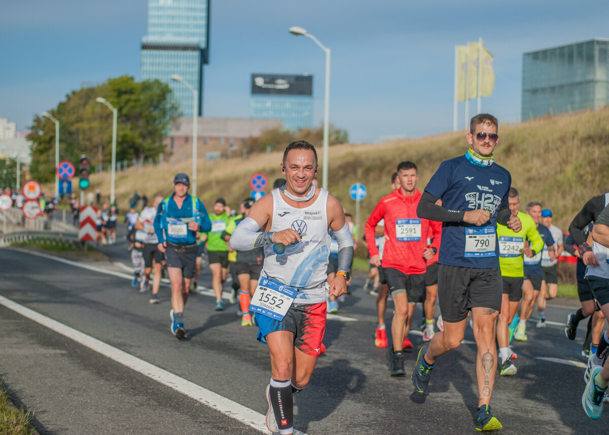 Za nami Silesia Marathon, edycja 2025., tysiące uczestników maratonu, a także półmaratonu biegło dziś ulicami śląskich miast.