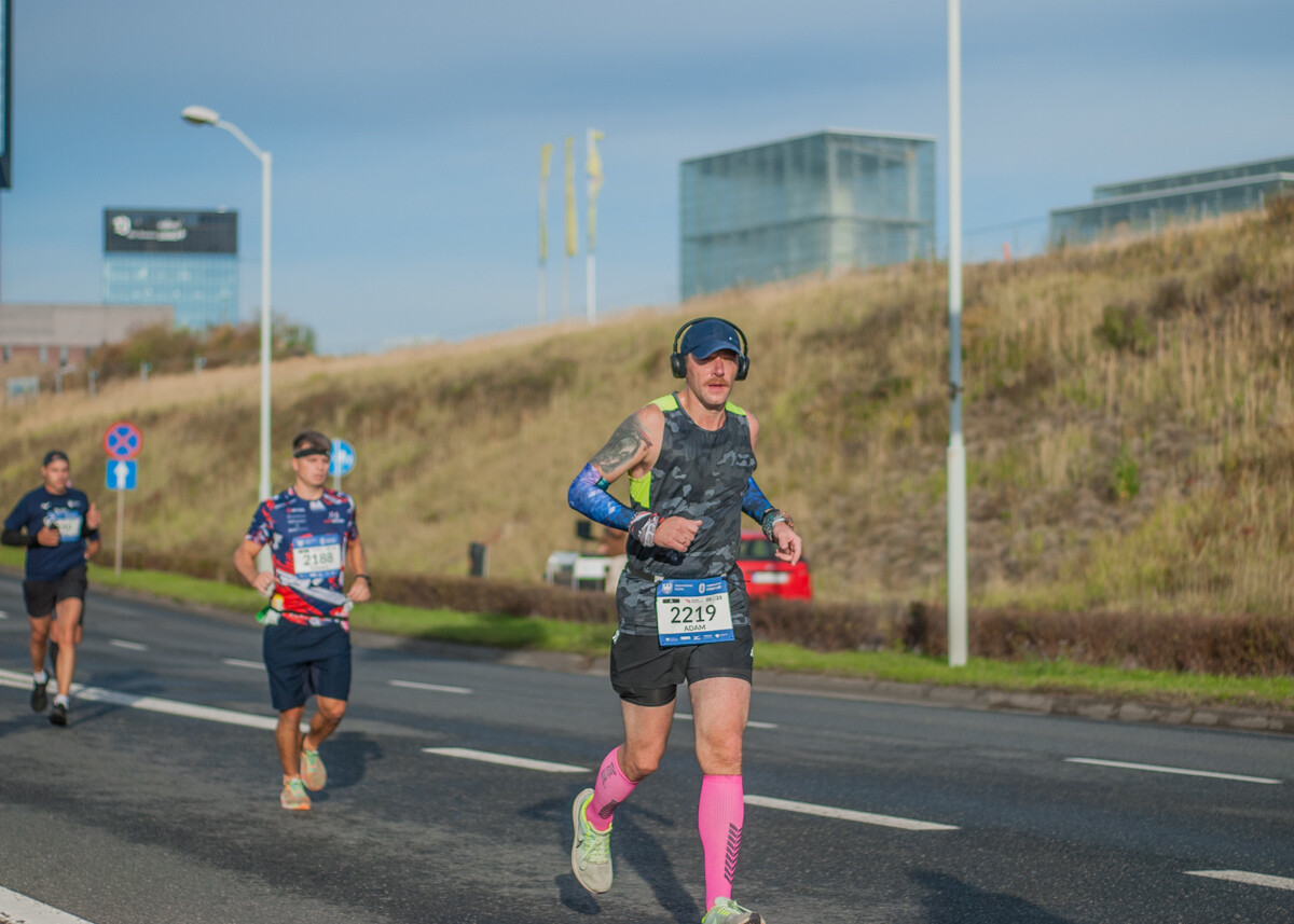 Za nami Silesia Marathon, edycja 2025., tysiące uczestników maratonu, a także półmaratonu biegło dziś ulicami śląskich miast.