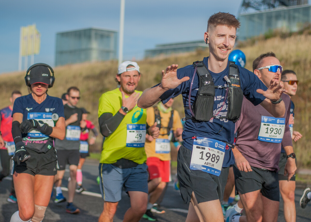 Za nami Silesia Marathon, edycja 2025., tysiące uczestników maratonu, a także półmaratonu biegło dziś ulicami śląskich miast.