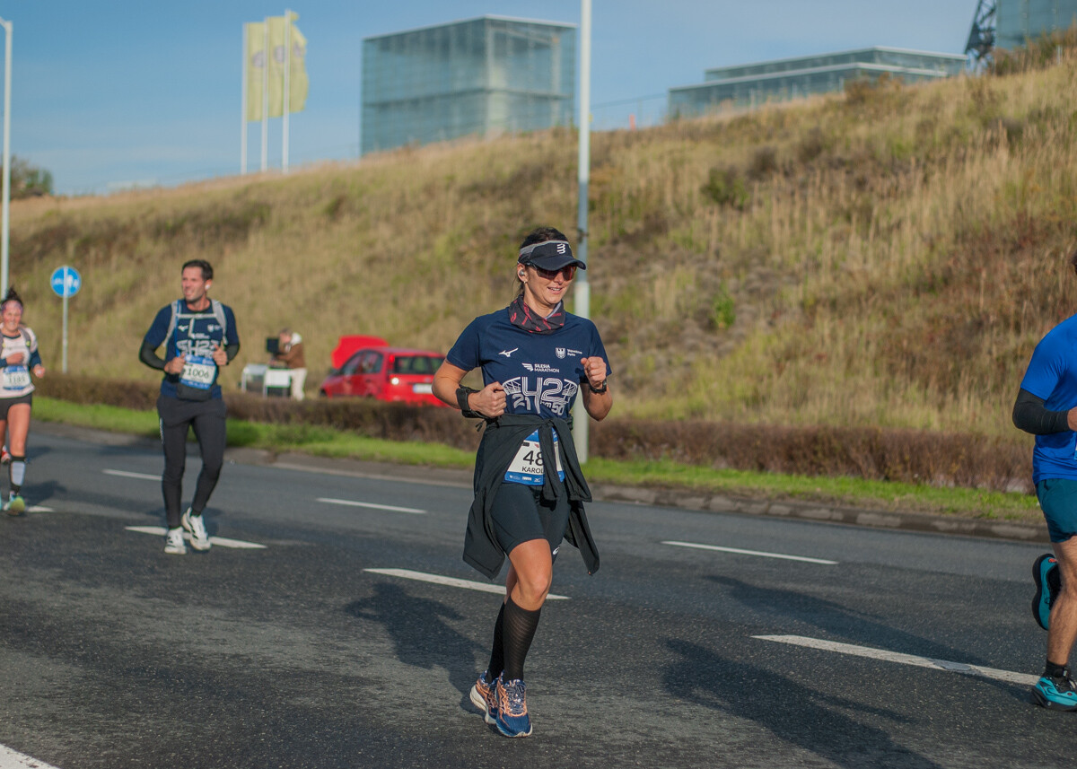 Za nami Silesia Marathon, edycja 2025., tysiące uczestników maratonu, a także półmaratonu biegło dziś ulicami śląskich miast.
