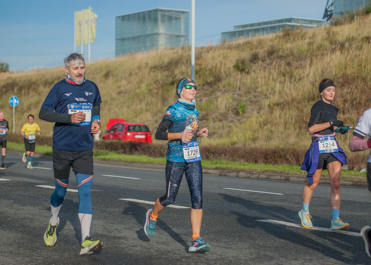 Za nami Silesia Marathon, edycja 2025., tysiące uczestników maratonu, a także półmaratonu biegło dziś ulicami śląskich miast.