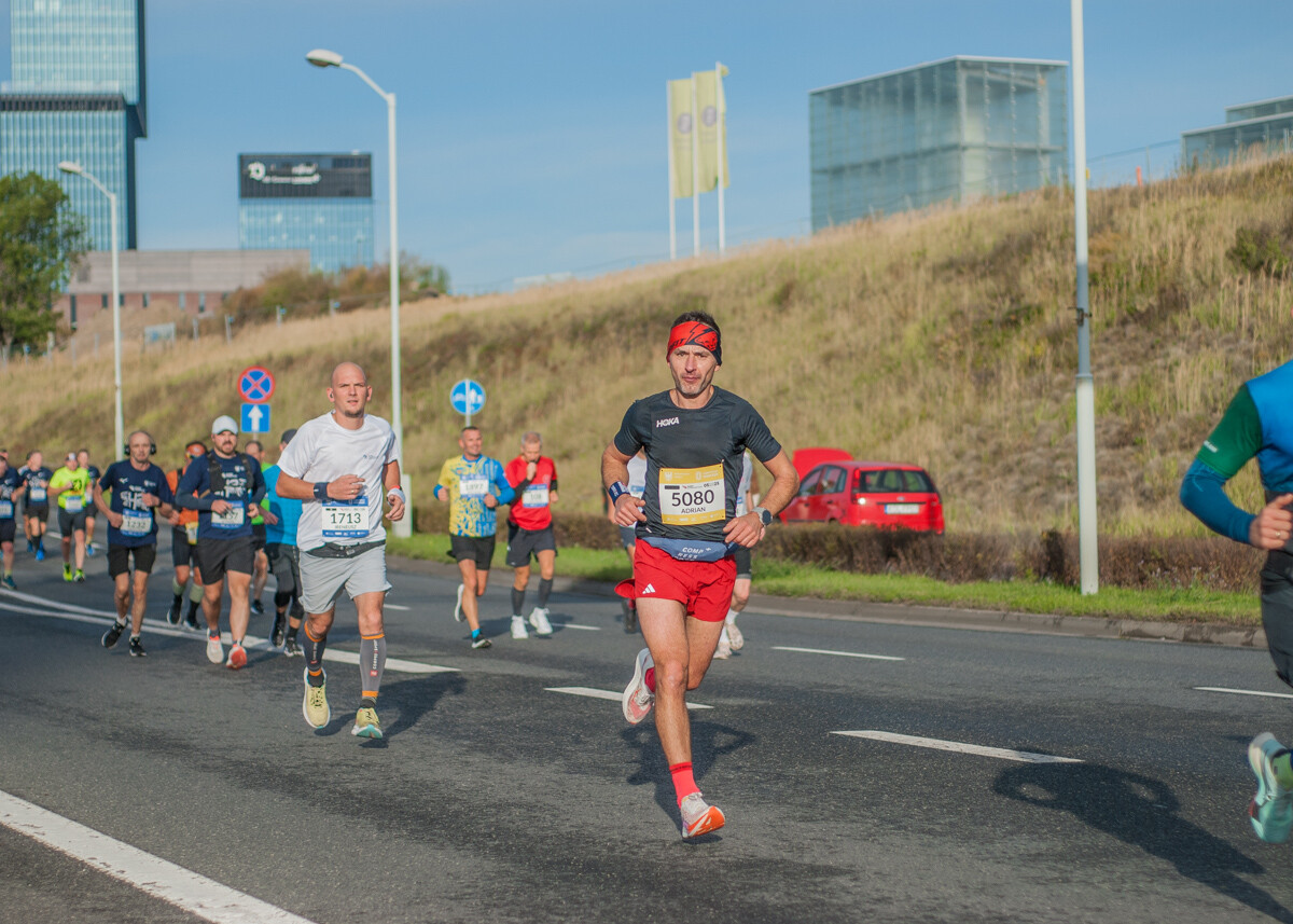 Za nami Silesia Marathon, edycja 2025., tysiące uczestników maratonu, a także półmaratonu biegło dziś ulicami śląskich miast.