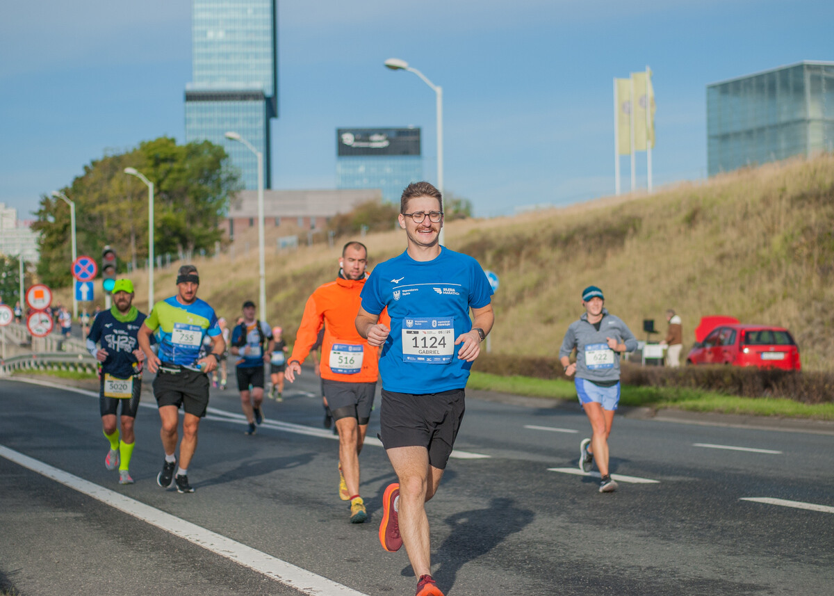 Za nami Silesia Marathon, edycja 2025., tysiące uczestników maratonu, a także półmaratonu biegło dziś ulicami śląskich miast.