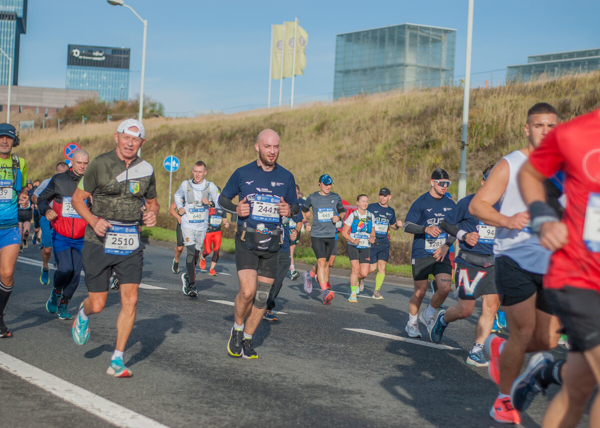Za nami Silesia Marathon, edycja 2025., tysiące uczestników maratonu, a także półmaratonu biegło dziś ulicami śląskich miast.