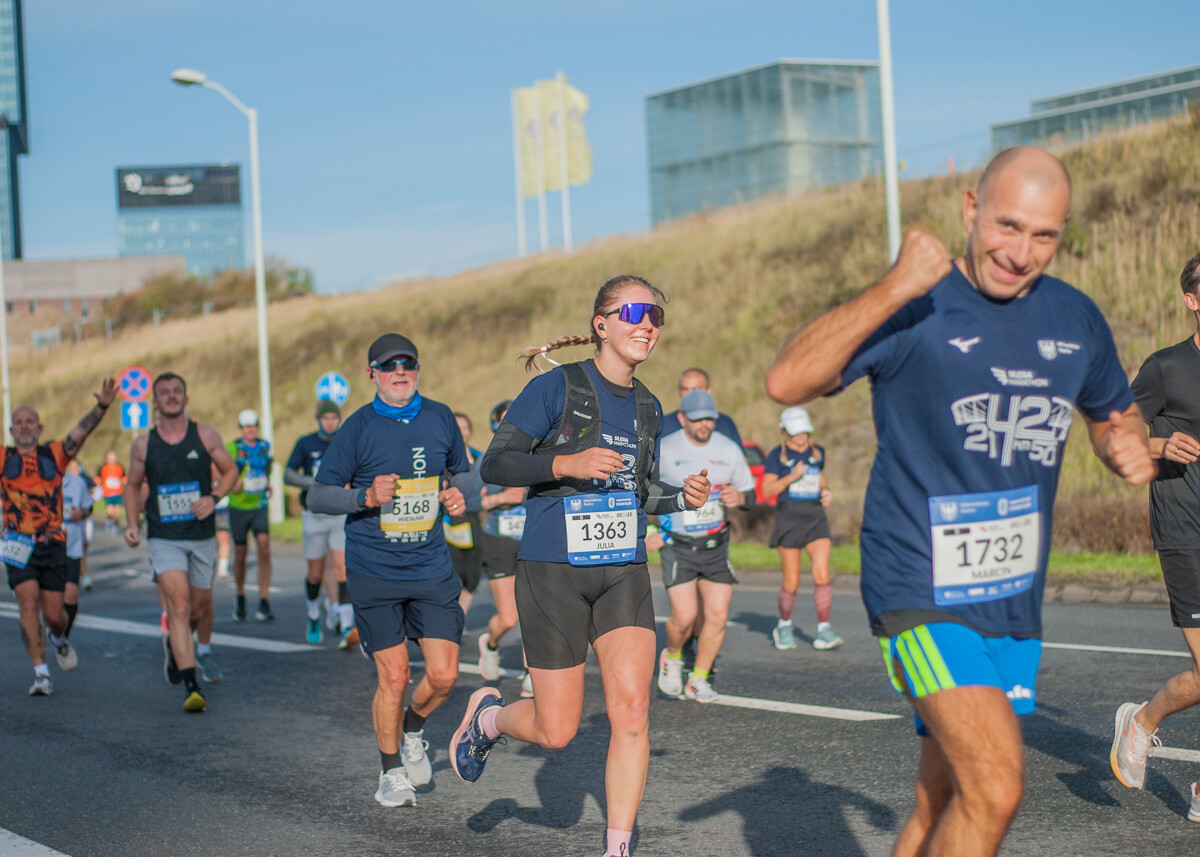 Za nami Silesia Marathon, edycja 2025., tysiące uczestników maratonu, a także półmaratonu biegło dziś ulicami śląskich miast.
