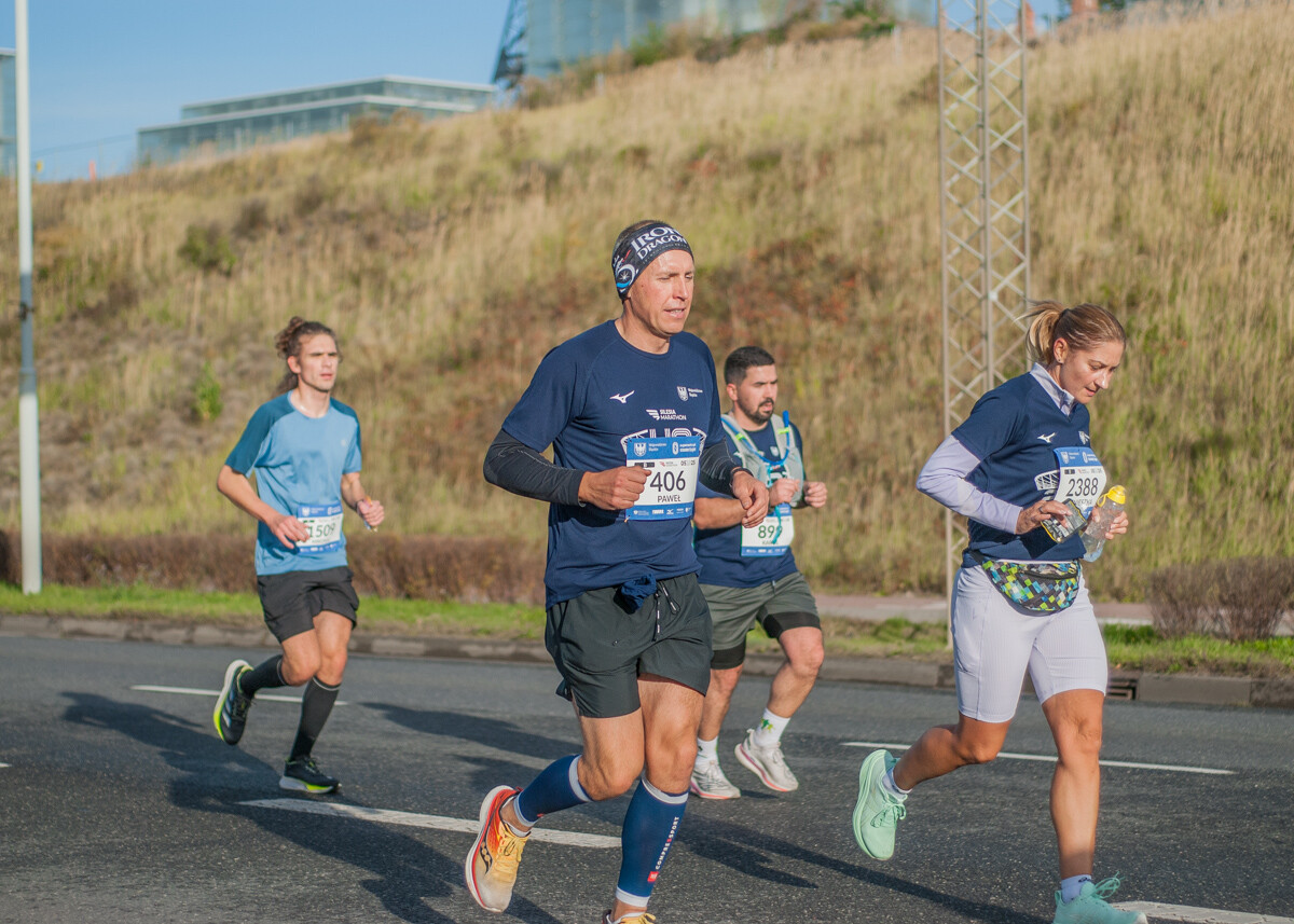 Za nami Silesia Marathon, edycja 2025., tysiące uczestników maratonu, a także półmaratonu biegło dziś ulicami śląskich miast.