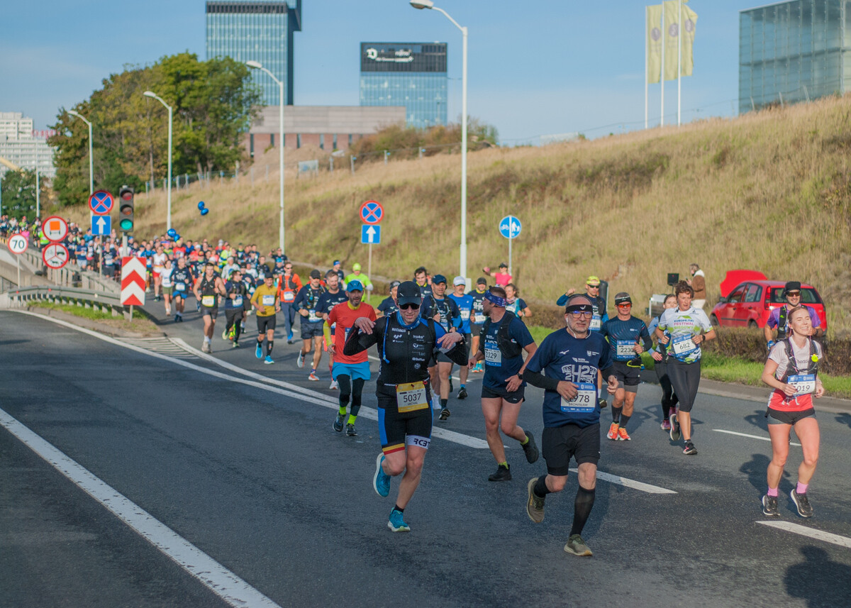 Za nami Silesia Marathon, edycja 2025., tysiące uczestników maratonu, a także półmaratonu biegło dziś ulicami śląskich miast.