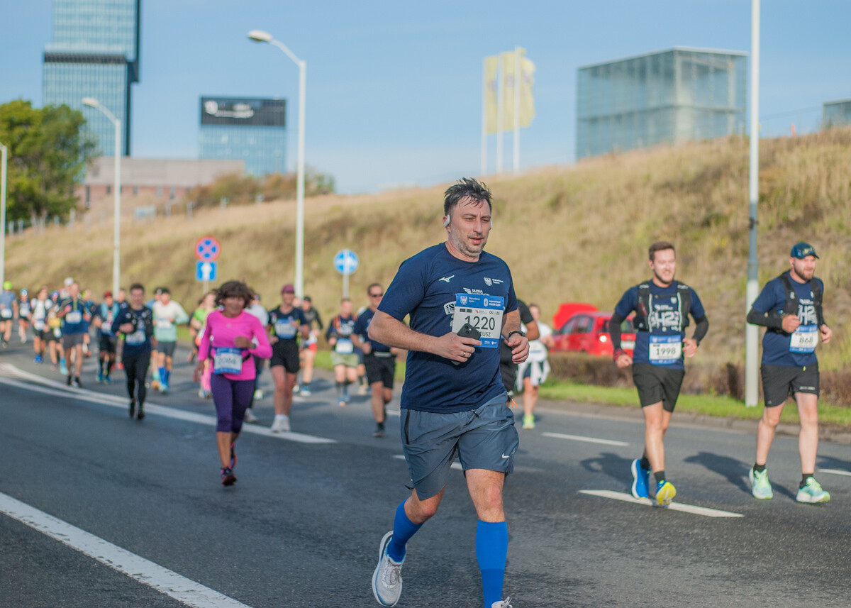 Za nami Silesia Marathon, edycja 2025., tysiące uczestników maratonu, a także półmaratonu biegło dziś ulicami śląskich miast.
