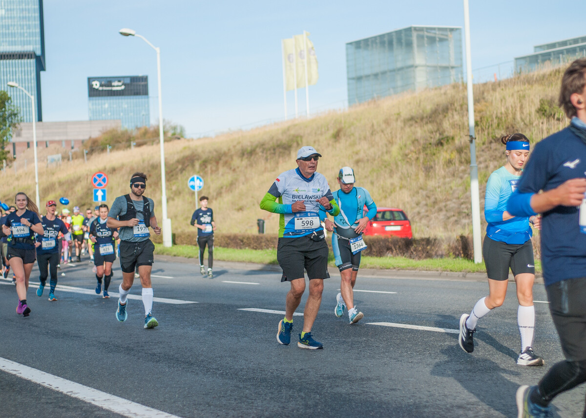 Za nami Silesia Marathon, edycja 2025., tysiące uczestników maratonu, a także półmaratonu biegło dziś ulicami śląskich miast.