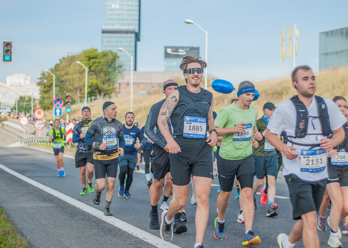 Za nami Silesia Marathon, edycja 2025., tysiące uczestników maratonu, a także półmaratonu biegło dziś ulicami śląskich miast.
