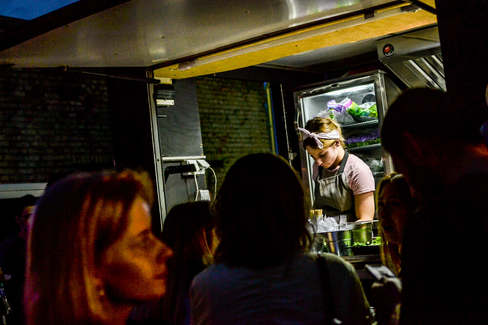 Kolejna edycja Targu Nocnego trwa w najlepsze, lipcowe wieczory w Fabryce Porcelany będą przyciągnąć tłumy? W piątek ludzi było bardzo dużo.