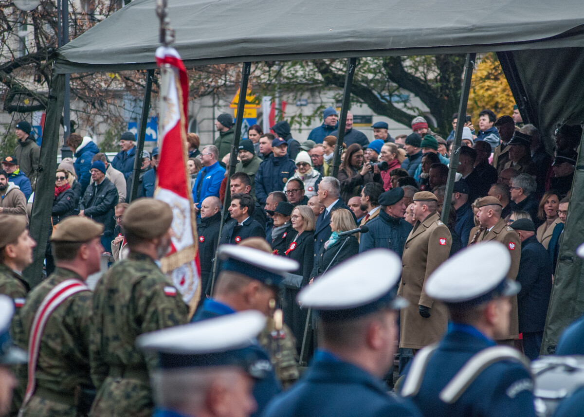 Za nami uroczyste obchody Narodowego Święta Niepodległości, tłum oficjeli i mieszkańców oddał hołd żywym i poległym.