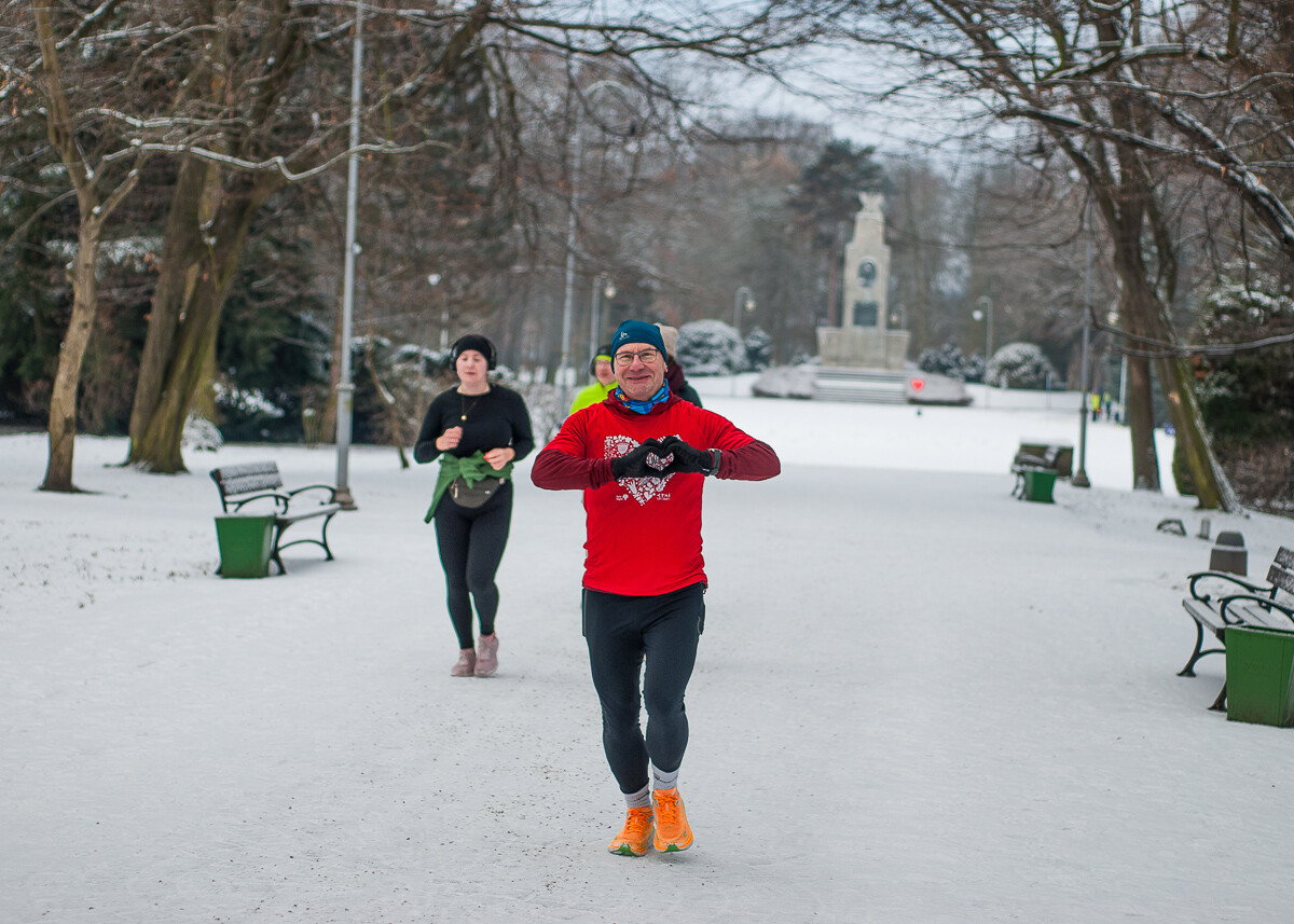 Kolejna specjalna odsłona spotkań parkrun Katowice za nami, tym razem bieg w parku Kościuszki realizowano w walentynkowych barwach.