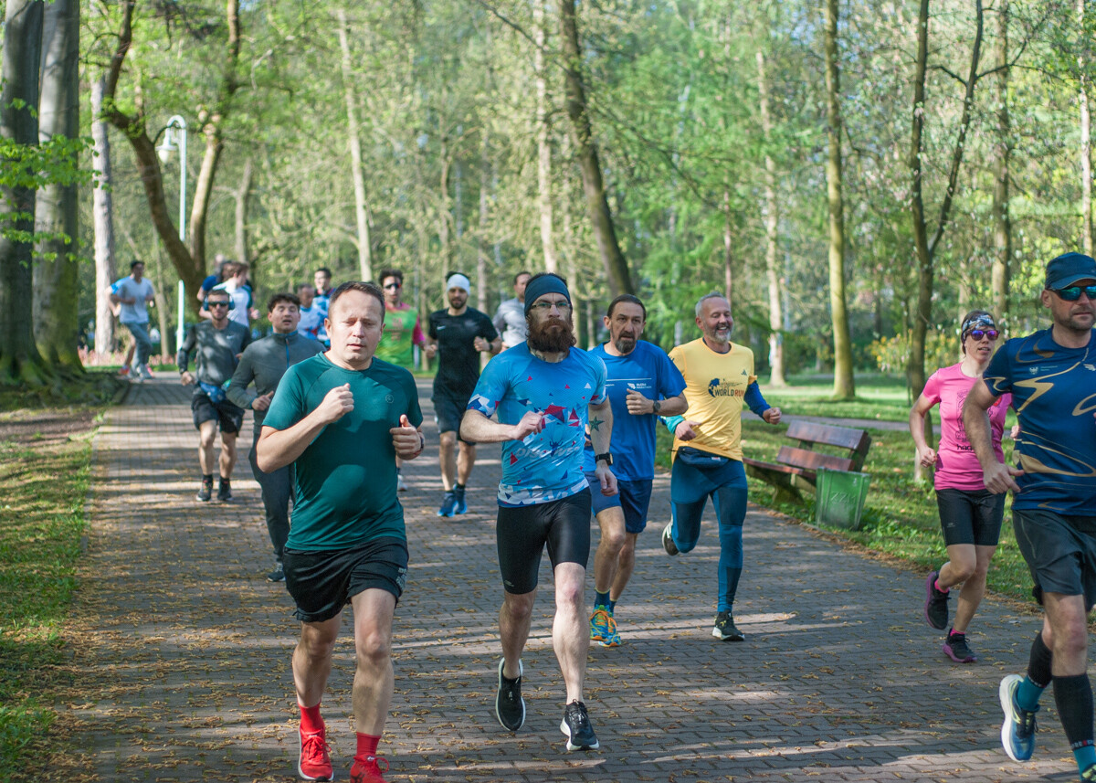 Kolejna niestandardowa odsłona spotkań biegowych parkrun za nami. Jak wyglądała edycja wielkanocna? My już wiemy i mamy sporo zdjęć!