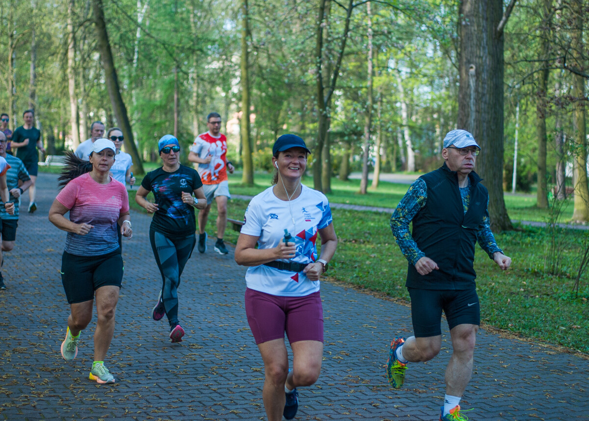 Kolejna niestandardowa odsłona spotkań biegowych parkrun za nami. Jak wyglądała edycja wielkanocna? My już wiemy i mamy sporo zdjęć!