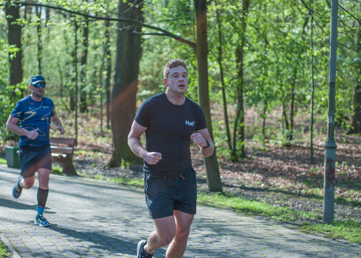 Kolejna niestandardowa odsłona spotkań biegowych parkrun za nami. Jak wyglądała edycja wielkanocna? My już wiemy i mamy sporo zdjęć!