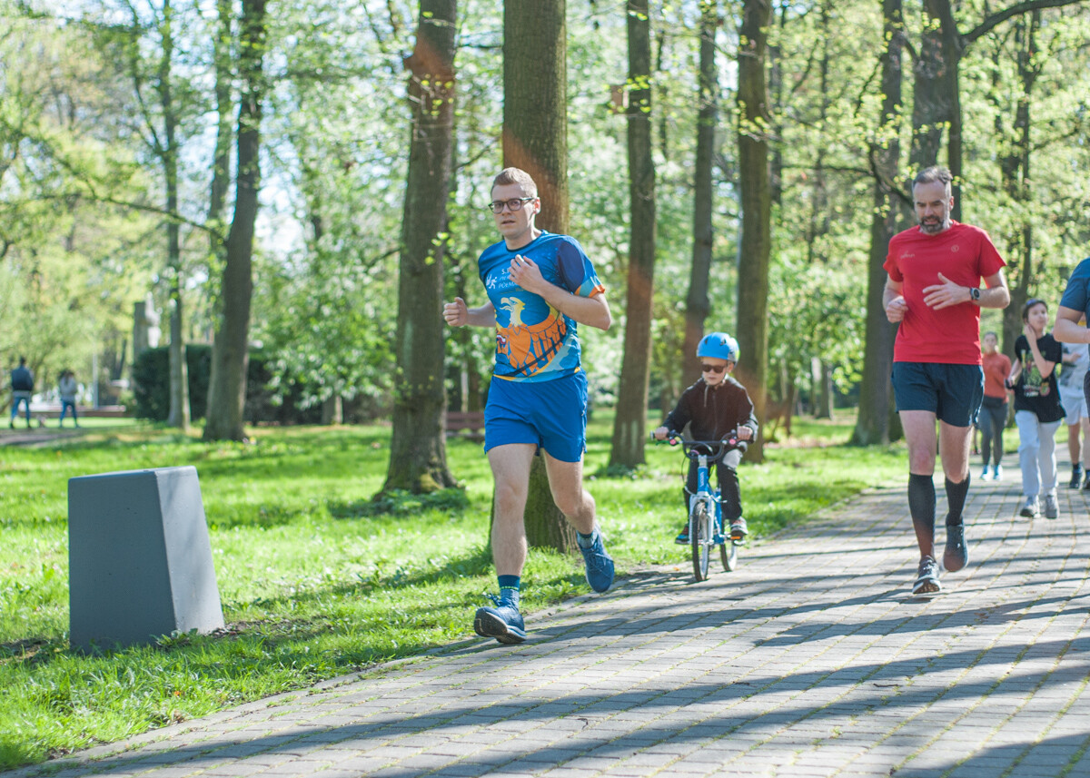 Kolejna niestandardowa odsłona spotkań biegowych parkrun za nami. Jak wyglądała edycja wielkanocna? My już wiemy i mamy sporo zdjęć!