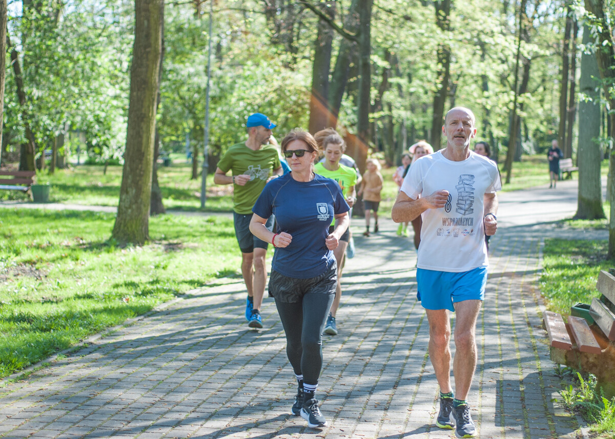 Kolejna niestandardowa odsłona spotkań biegowych parkrun za nami. Jak wyglądała edycja wielkanocna? My już wiemy i mamy sporo zdjęć!