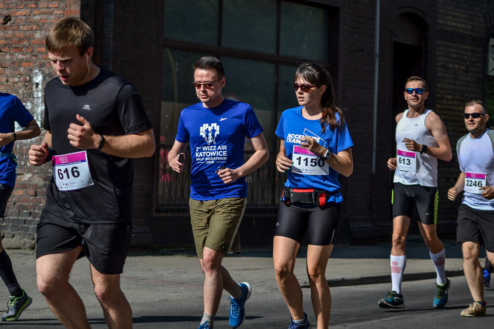 Kilka tysięcy osób biegnie właśnie w kolejnej odsłonie WizzAir Half Marathon. Wyruszyli spod katowickiego Spodka, biegną przez Bogucice, Zawodzie, Dolinę Trzech Stawów, Brynów i Śródmieście. Byliśmy na trasie i mamy dla Was zdjęcia!