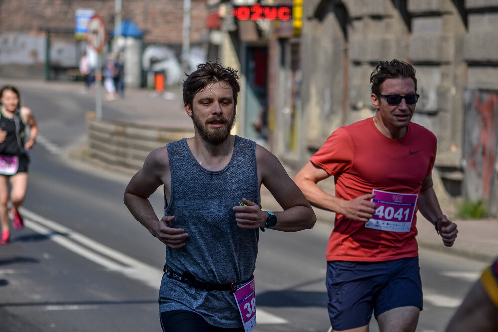 Kilka tysięcy osób biegnie właśnie w kolejnej odsłonie WizzAir Half Marathon. Wyruszyli spod katowickiego Spodka, biegną przez Bogucice, Zawodzie, Dolinę Trzech Stawów, Brynów i Śródmieście. Byliśmy na trasie i mamy dla Was zdjęcia!