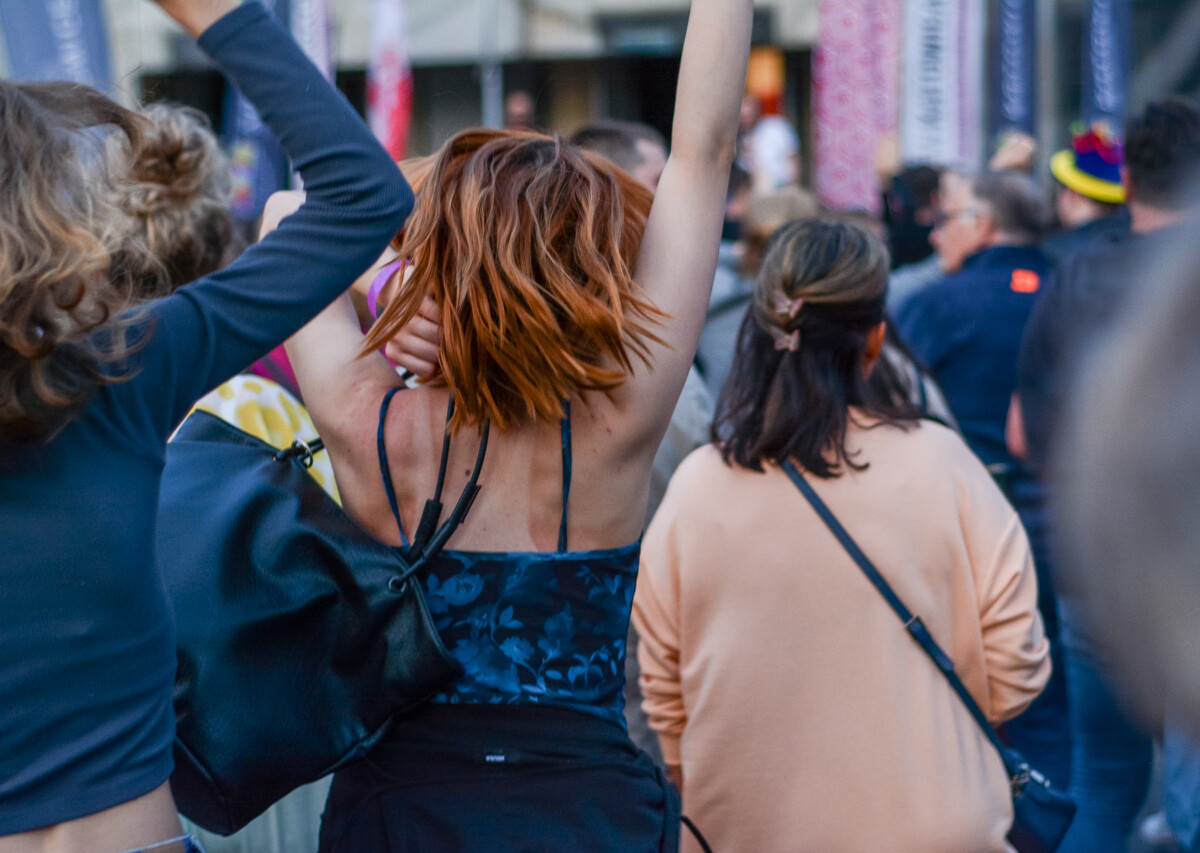 Mimo pochmurnego nieba i popołudniowych opadów deszczu, potańcówka pod Teatrem Śląskim przyciągnęła tłum chętnych. Pełny sukces, a my mamy to na zdjęciach!