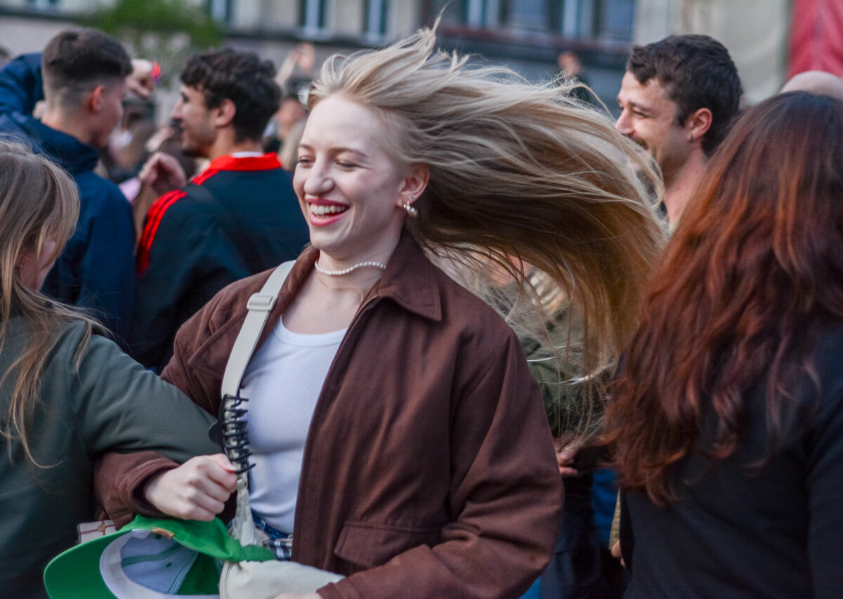 Mimo pochmurnego nieba i popołudniowych opadów deszczu, potańcówka pod Teatrem Śląskim przyciągnęła tłum chętnych. Pełny sukces, a my mamy to na zdjęciach!