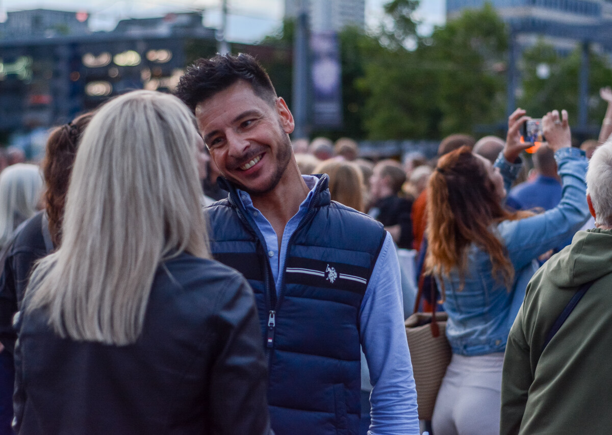 Mimo pochmurnego nieba i popołudniowych opadów deszczu, potańcówka pod Teatrem Śląskim przyciągnęła tłum chętnych. Pełny sukces, a my mamy to na zdjęciach!