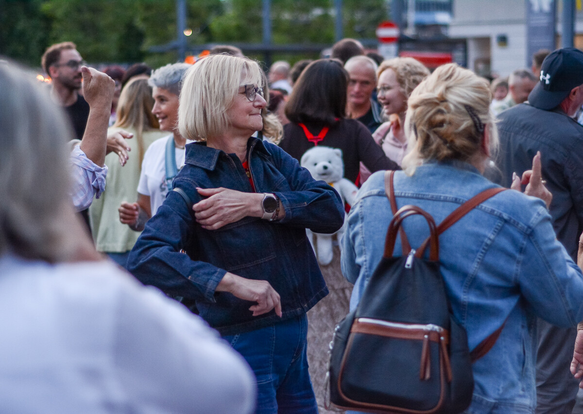 Mimo pochmurnego nieba i popołudniowych opadów deszczu, potańcówka pod Teatrem Śląskim przyciągnęła tłum chętnych. Pełny sukces, a my mamy to na zdjęciach!