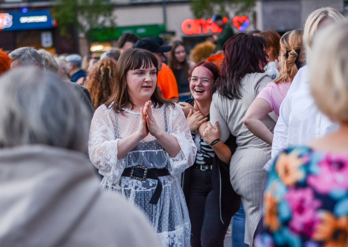 Mimo pochmurnego nieba i popołudniowych opadów deszczu, potańcówka pod Teatrem Śląskim przyciągnęła tłum chętnych. Pełny sukces, a my mamy to na zdjęciach!